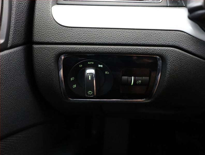 Škoda Superb (2011) 2.0 TSI, Automat, Serv.kniha - fotka 15 z 18