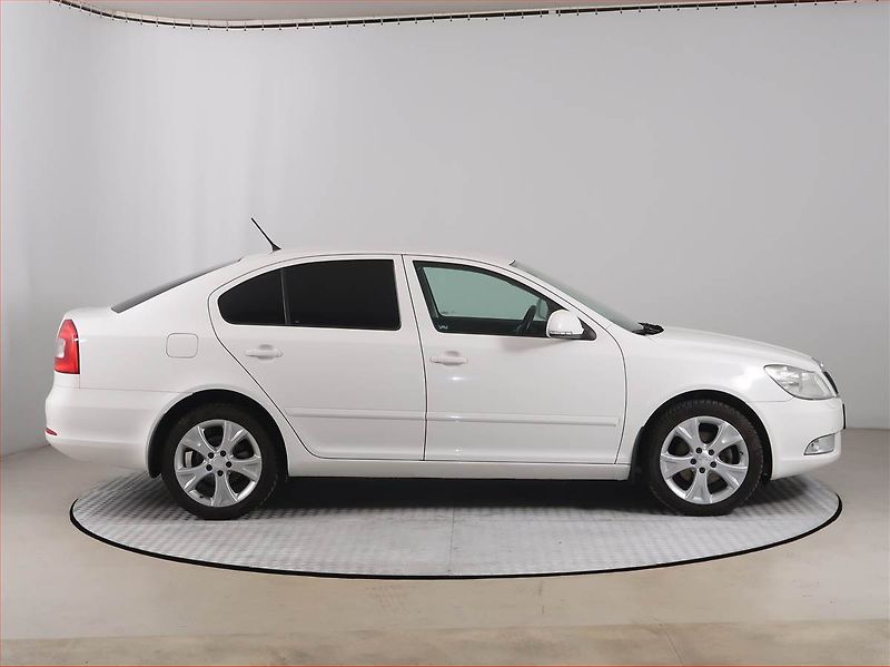 Škoda Octavia (2012) 2.0 TDI, Tempomat - fotka 6 z 15