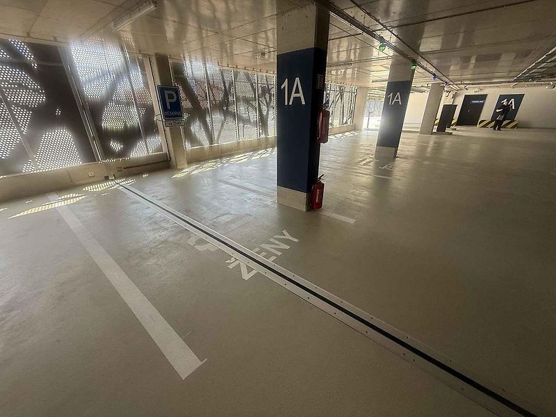 Přes šest set stání mají řidiči od úterý k dispozici v novém parkovacím domě a jeho blízkém okolí mezi brněnskými ulicemi Veveří, Bulínova a Šumavská.