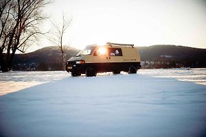 Cestování v dodávce je uměním minimalismu a schopnosti přizpůsobit se náročným podmínkám.