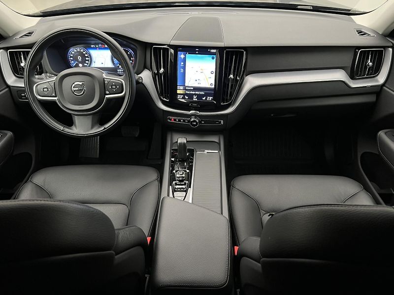 Volvo XC60 B4 AWD MOMENTUM AUT - fotka 2 z 43
