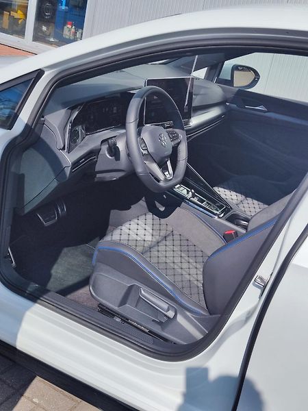 Volkswagen Golf (2025) R-Line People 1,5 eTSI 7DSG mH - fotka 15 z 26