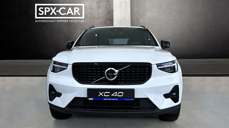 Volvo XC40 (2025) ULTRA DARK, B4 FWD, 145+10 kW - fotka 2 z 11