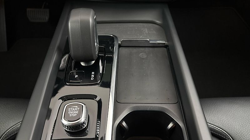 Volvo XC60 2.0 B4 AUT AWD Plus Dark - fotka 26 z 31