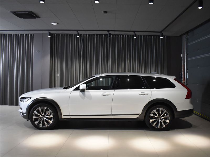 Volvo V90 2,0 D5 AWD CC PRO - fotka 2 z 28