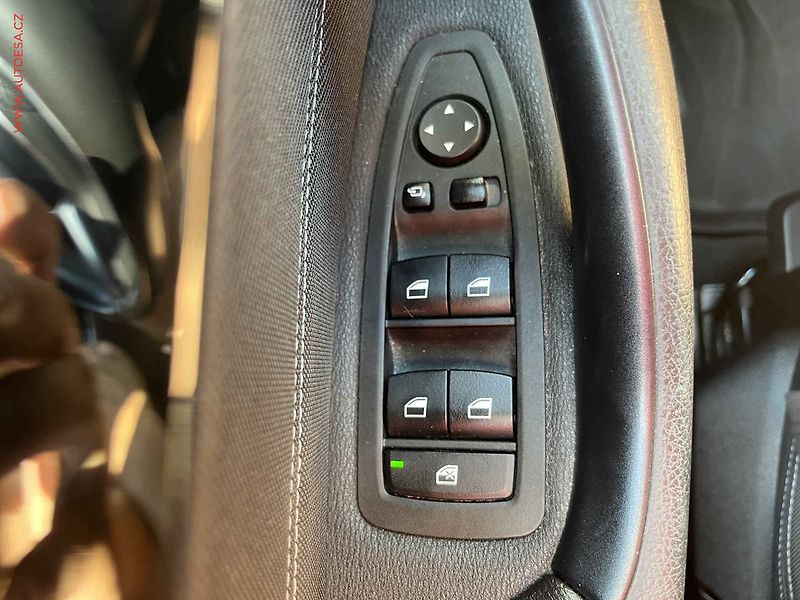 BMW X1 (2018) 2.0d sDrive18d, ČR, AT, navi - fotka 12 z 15