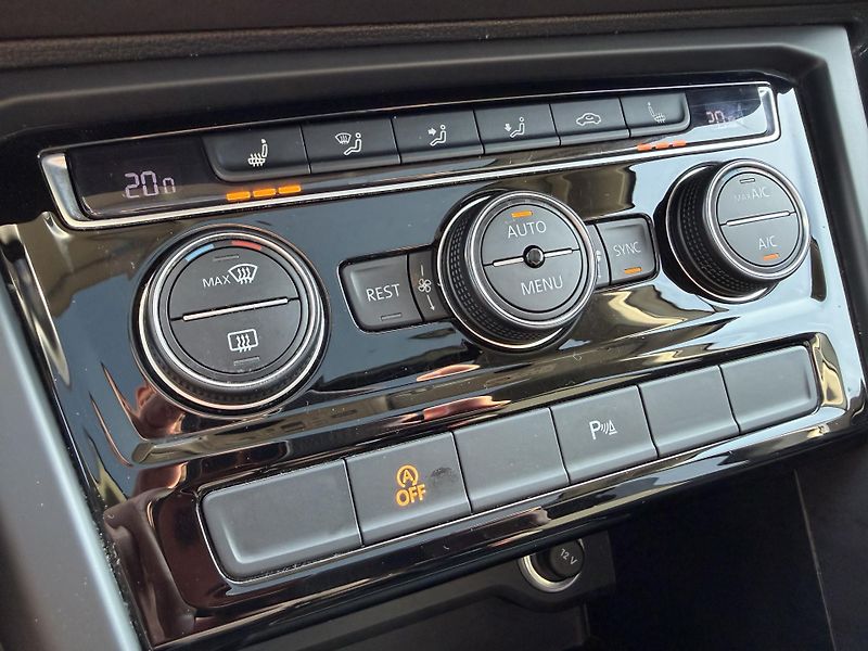 Volkswagen Touran 1.4 TSI PANO ALCANTARA MASÁŽ - fotka 27 z 44