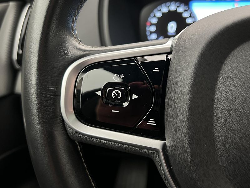 Volvo XC90 B5 AWD R-DESIGN 7 MÍST AUT  - fotka 26 z 47