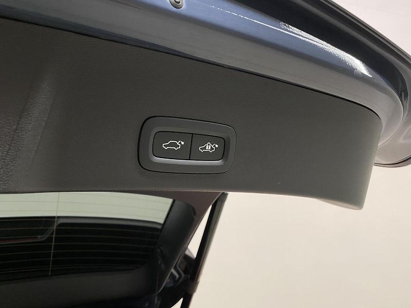 Volvo XC40 B4 DARK ULTRA AUT CZ - fotka 32 z 56