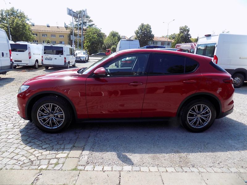 Alfa Romeo Stelvio 2,2 JTD 140 KW Q4 - fotka 17 z 40