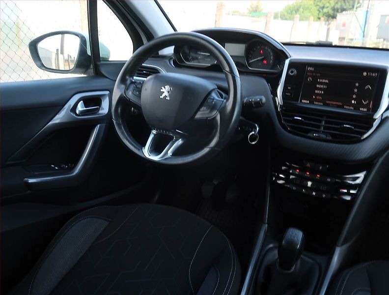 Peugeot 2008 (2018) 1.2 PureTech, Park. senzory - fotka 7 z 16