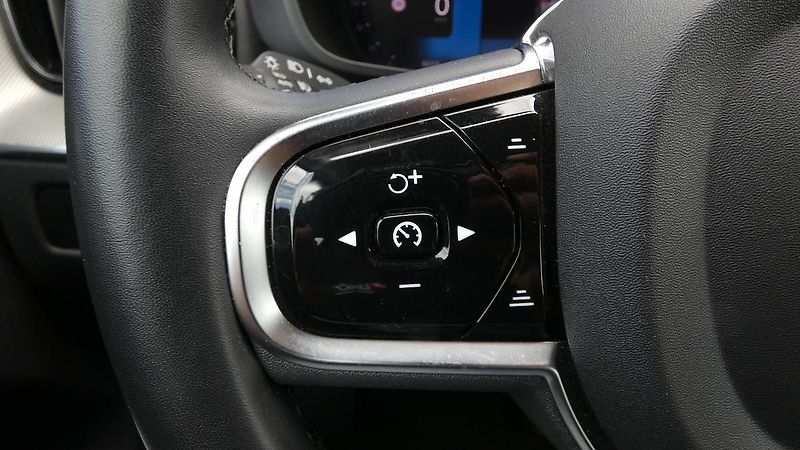 Volvo XC60 B4 mHEV AWD Plus Dark - fotka 11 z 23