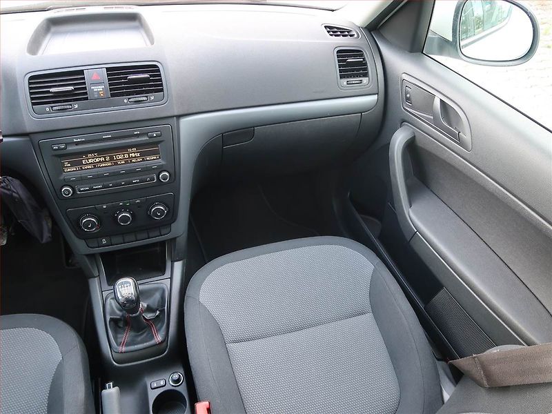 Škoda Yeti (2012) 2.0 TDI, Park. senzory - fotka 8 z 16