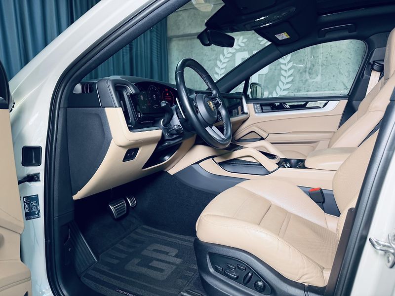 Porsche Cayenne (2023) S*V8*SPORTDESIGN*ZÁRUKA*MAX.VY - fotka 15 z 43