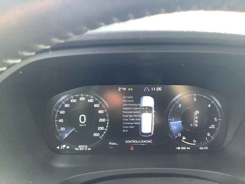 Volvo V90 (2018) CrossCountry 4x4  - fotka 12 z 40