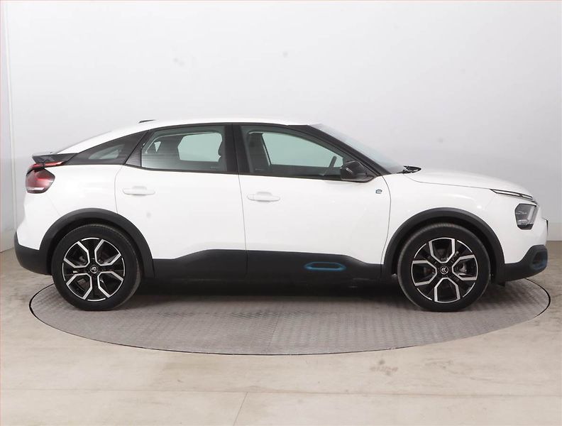 Citroën ë-C4 (2022) Shine 50 kWh, SoH 91% - fotka 6 z 20