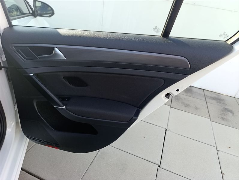 Volkswagen Golf 1,5 TGi  DSG Aut.klima ACC - fotka 23 z 33