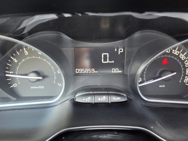 Peugeot 2008 (2019) 1.2 PT 110 ALLURE EAT6 - fotka 14 z 25
