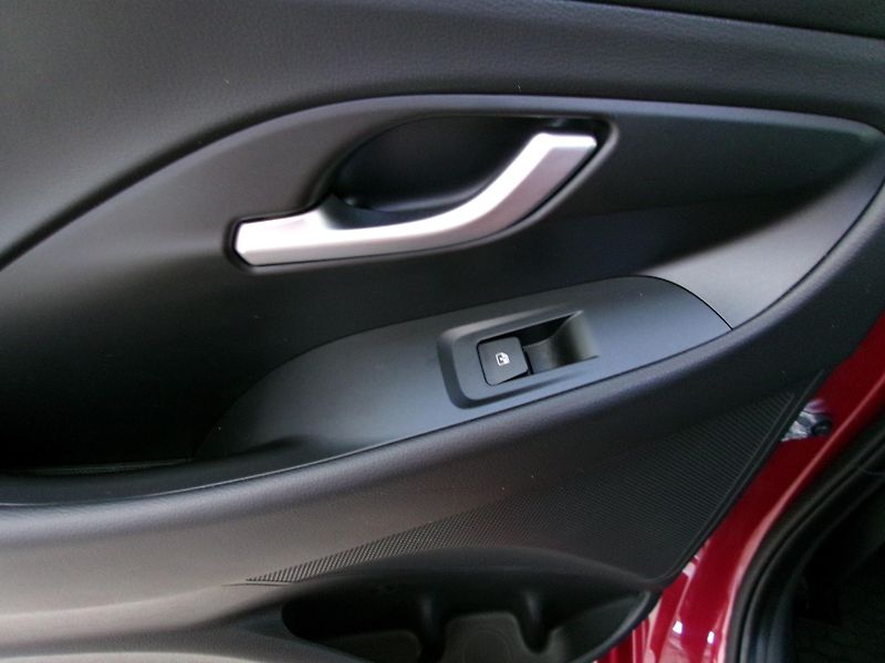Hyundai i30 (2023) 1.0T-GDi 88kW SMART NAVI - fotka 10 z 20
