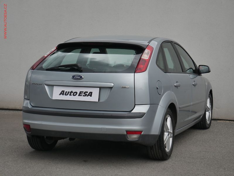 Ford Focus (2005) 2.0 TDCi, AC, xenon - fotka 4 z 15