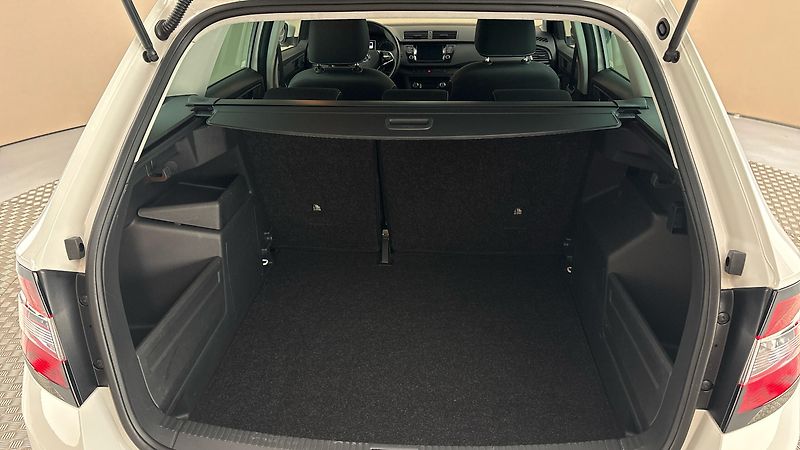 Škoda Fabia 1.0 TSI Ambition Combi - fotka 17 z 25