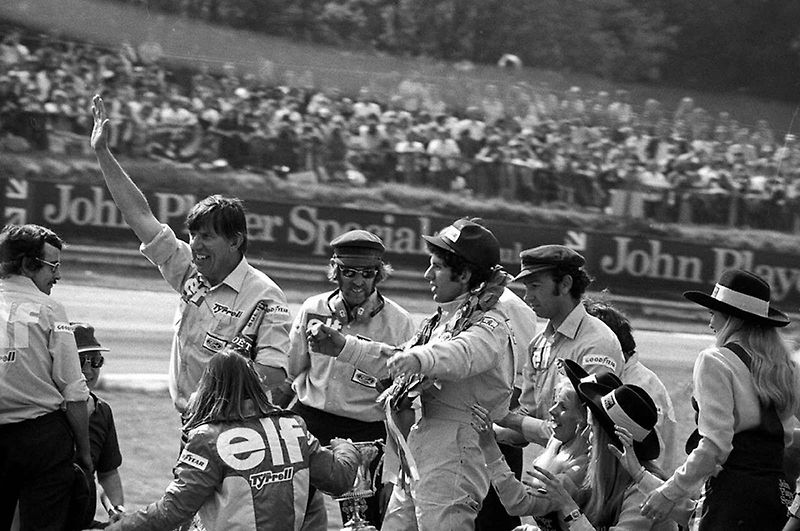 Jody Scheckter za volantem revoluční šestikolky Tyrrell P34.