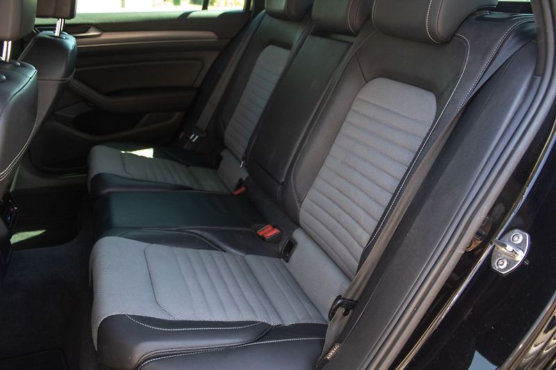Volkswagen Passat 2.0 TDI DSG R-Line / 110kW / A - fotka 19 z 23