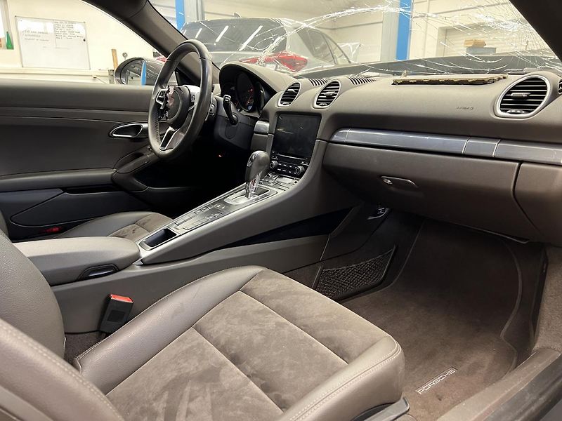 Porsche 718 Cayman 2.0 220kW - fotka 16 z 18