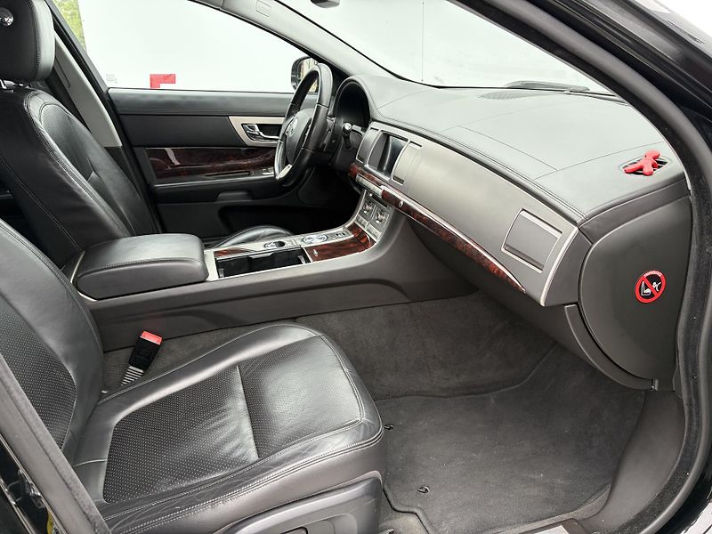 Jaguar XF (2010) 3.0 V6D - fotka 23 z 28