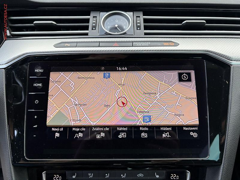 Volkswagen Passat (2017) 2.0 TSi, R-Line, DSG, panor - fotka 11 z 18