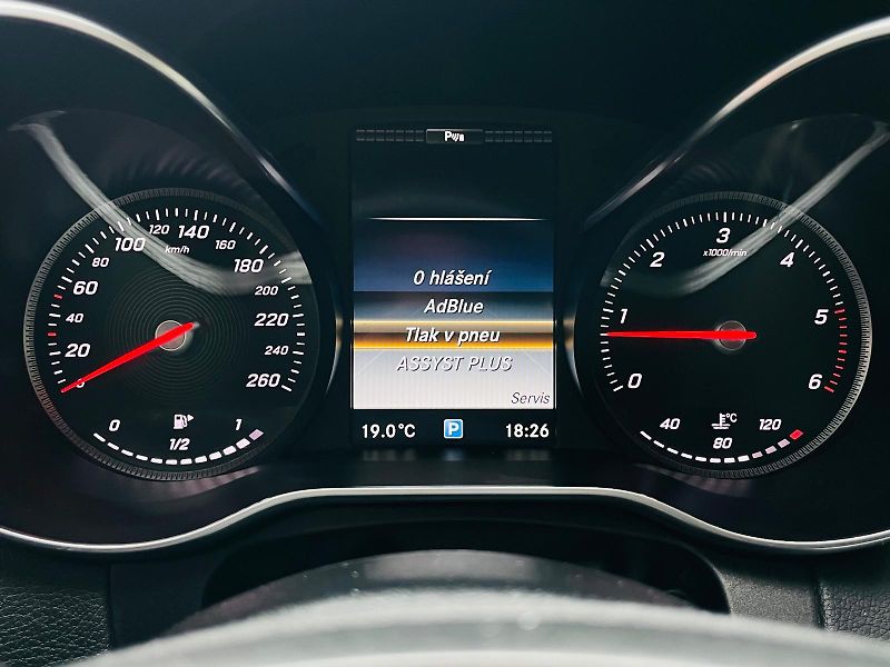 Mercedes-Benz Třídy C 220D MANUÁL VÝHŘEV SENZORY LED - fotka 46 z 52