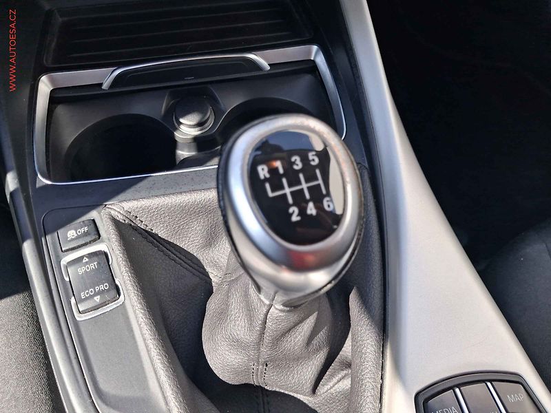 BMW Řada 1 (2017) 2.0i 120i, navi - fotka 12 z 21