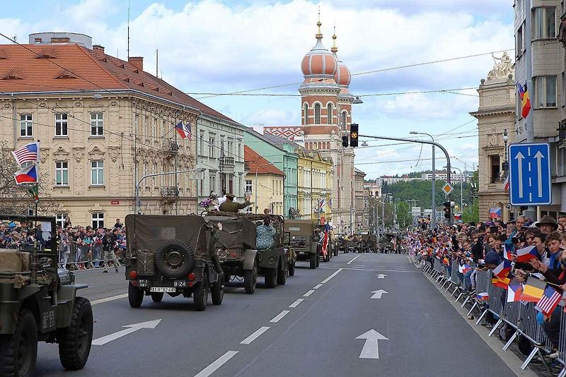 Plzní projel Konvoj svobody. Stovky kusů historické vojenské techniky v neděli projely z Bor do centra města. Ulice lemovaly tisíce diváků.