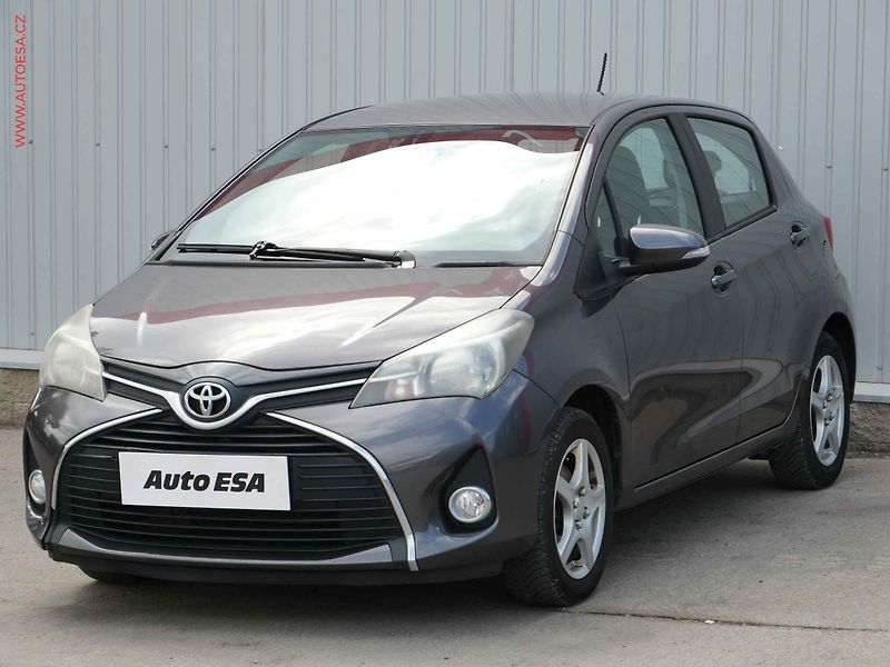 Toyota Yaris (2014) 1.3 VVT- i, ČR, AC, park - fotka 3 z 18