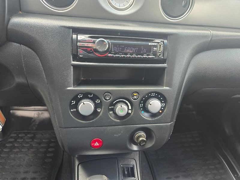 Mitsubishi Outlander (2005) 2.4 i 4x4 - fotka 21 z 28