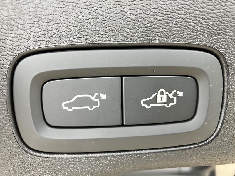 Volvo XC60 B5 AWD Ultra Bright-REZERVACE - fotka 11 z 53