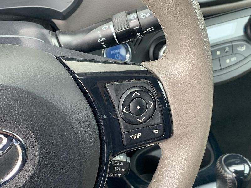 Toyota Yaris SELECTION 1.5 HYBRID 74kW - fotka 20 z 25