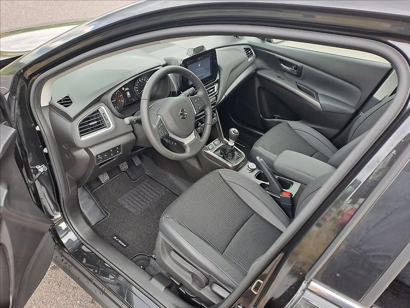 Suzuki S-Cross (2026) 1,4 BoosterJet Elegance Pano - fotka 8 z 25