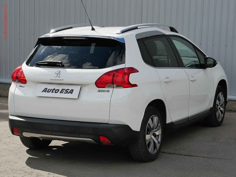 Peugeot 2008 (2015) 1.2 PT, 1.maj,ČR, Allure, AC - fotka 4 z 19