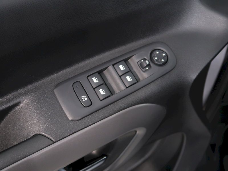 Toyota ProAce City Verso (2021) FAMILY L2 1.5D-4D 96KW 7MÍST T - fotka 28 z 31