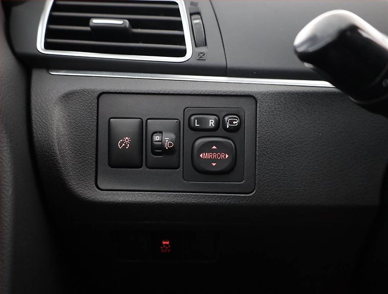 Toyota Verso (2015) 1.6 D-4D, Serv.kniha, Xenony - fotka 12 z 18