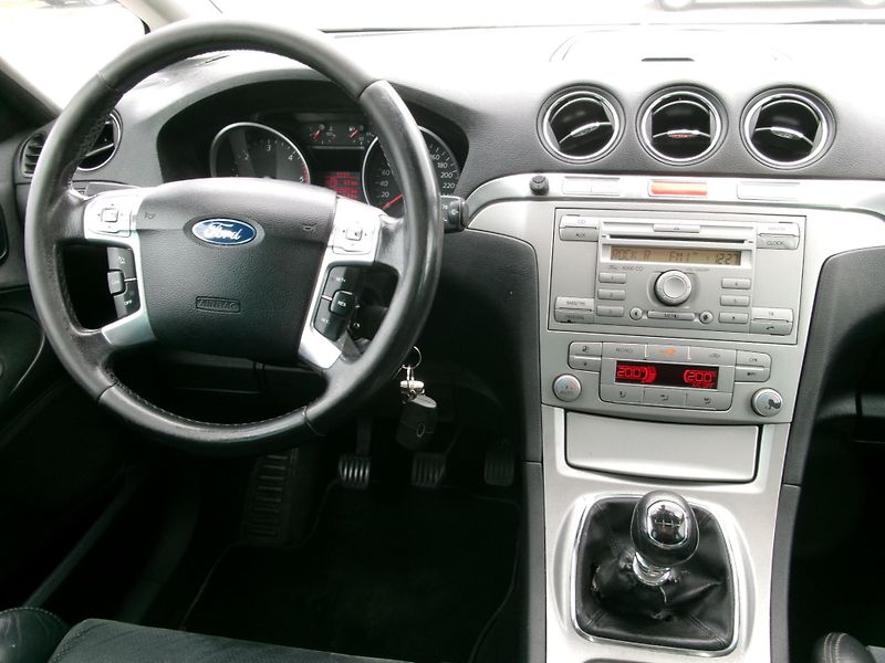 Ford S-MAX 2,0TDCi PANORAMA AC TEMP - fotka 19 z 23