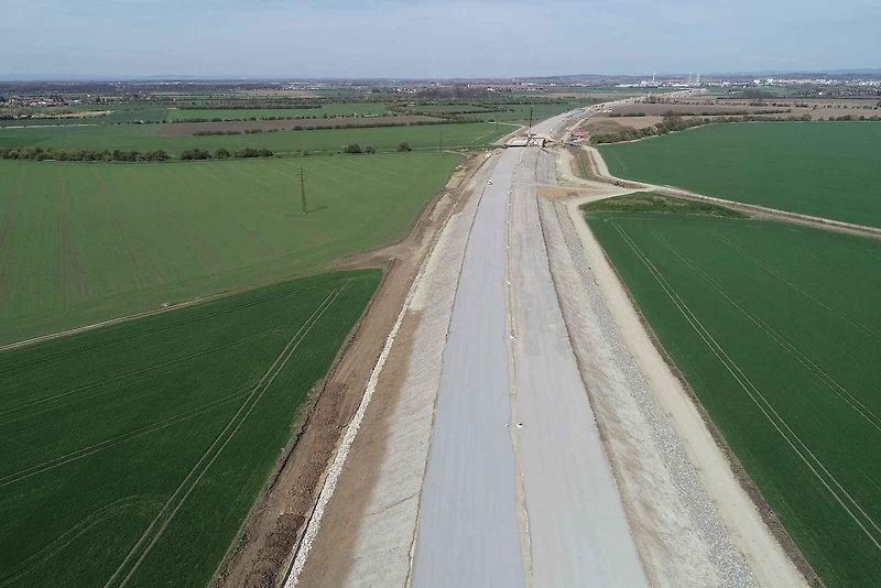 Stavba dálnice D1 v úseku mezi Říkovicemi a Přerovem významně pokročila.