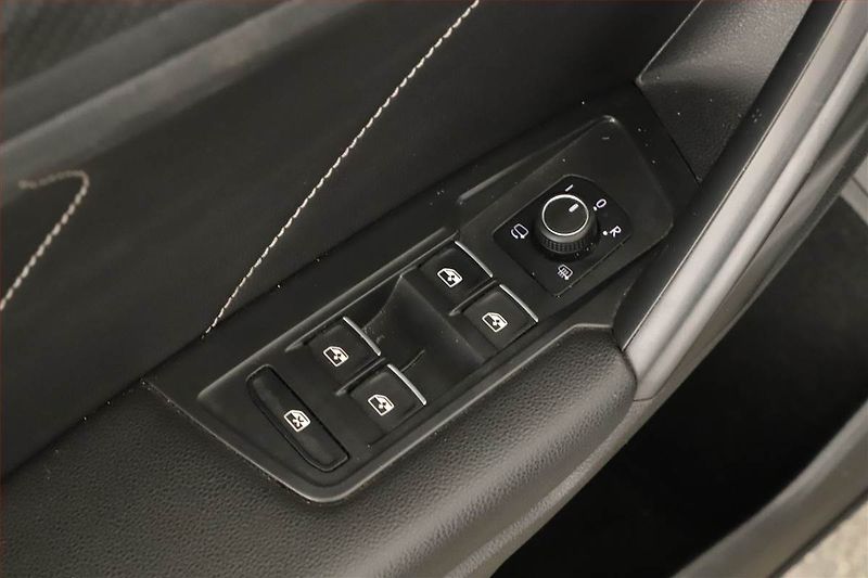Volkswagen Tiguan Allspace (2022) R-Line 2.0 TSI - fotka 10 z 17