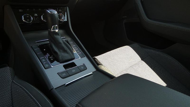 Škoda Superb 2,0 TDI DSG Style - fotka 6 z 26