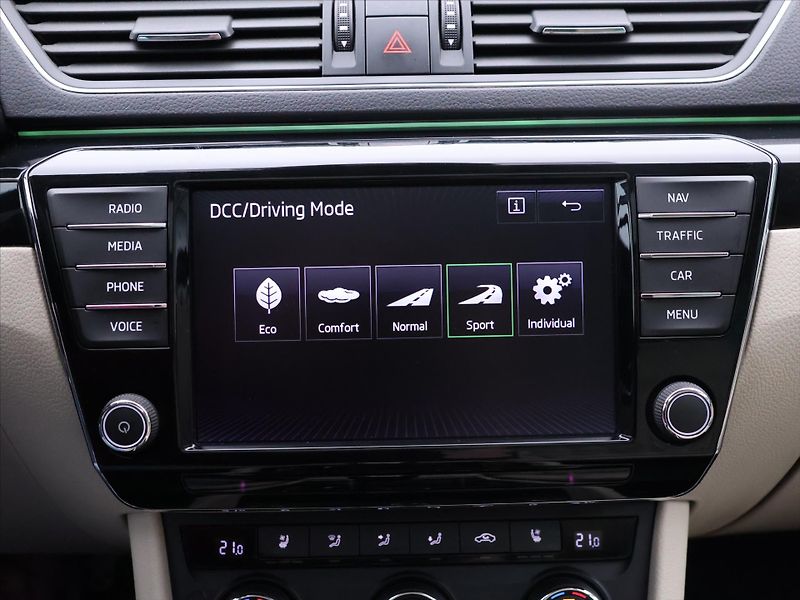 Škoda Superb 2,0 TSI 206kW DSG 4x4 CZ L&K - fotka 33 z 45