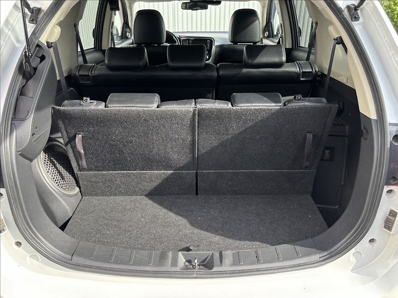 Mitsubishi Outlander 2,3 D Instyle+ 7.míst - fotka 7 z 15