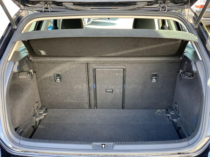 Volkswagen Golf Highline 1.6TDi 77kw DSG ALU - fotka 30 z 48