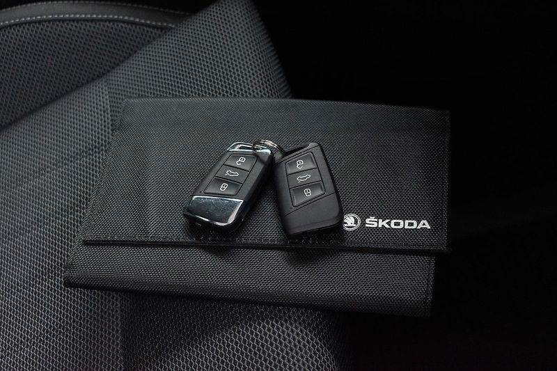 Škoda Superb 2.0 TDI 147kW STYLE*DPH*ČR 1.M - fotka 35 z 44