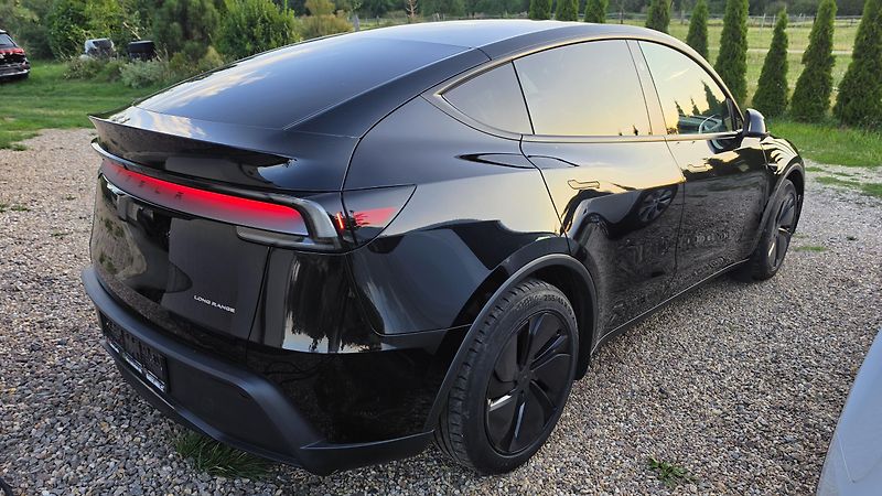 Tesla Model Y (2025) LongRange, ČR, Tažné - fotka 4 z 17